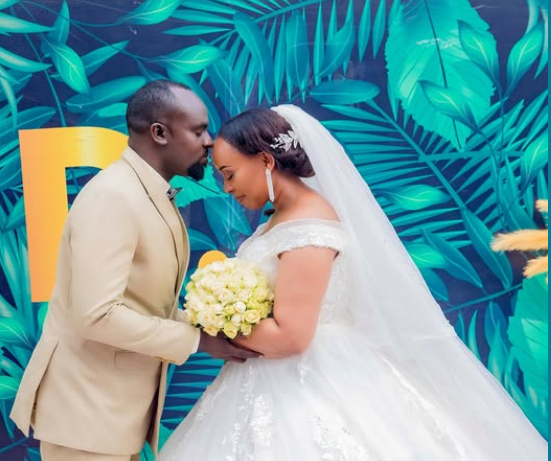 Dinah wavuze ko Isi ituwe n'umusore umwe, abandi bataravuka, yatomowe nawe n'umugabo we Brian