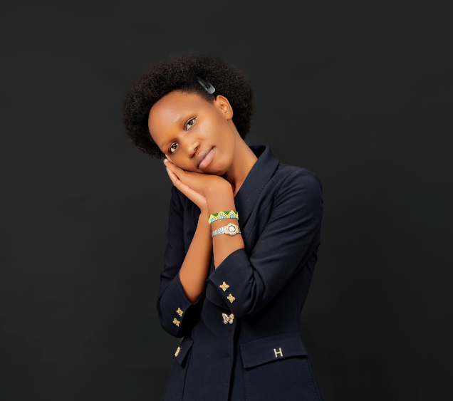 Umurizabageni Nadia wasohoye igisigo “Wisanza Ibyo Usanze” yatangaje ibintu 5 bishobora gutuma areka ubusizi