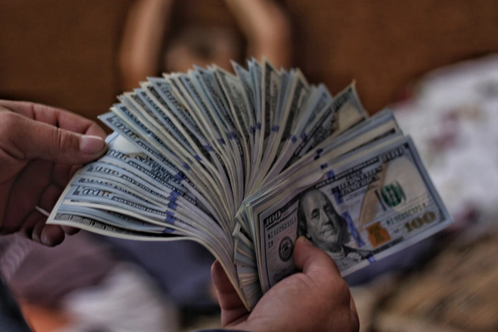 Umupasiteri akurikiranyweho kwiba Miliyoni 191 Frw akayakoresha muri Betting no mu kugura ibiryo kuri internet