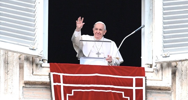 Inkuru nziza! Papa Francis uri mu bitaro ari koroherwa