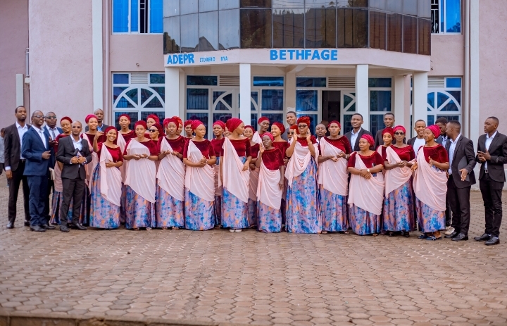 Batangiye ari 5: Bethfage Choir yahetse isi mu ngobyi y'amasengesho mu ndirimbo "Data wa Twese"