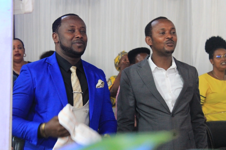 Igikorane catumye Enhakkore Center Church Iriba ry'Uwambaza ifata ingingo yo guhinduza itike y'indege