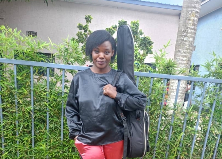 Yinjiranye intwaro y'amugi abiri: Esther Senga wigisha umuziki yateguje indirimbo nshya 'Isezerano'