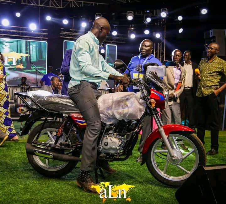 Ku munsi wa mbere w'igiterane cya Dana Morey i Kamuli benshi bihannye ibyaha, bamwe bahabwa impano zirimo moto