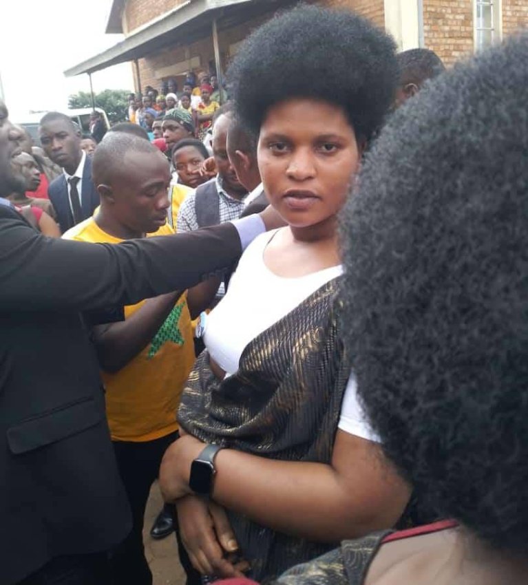 Uyu mutima ugira bake! Umunyana Assia (Madamu Pastor Theogene) yihanganye ajya gushyingura Donath