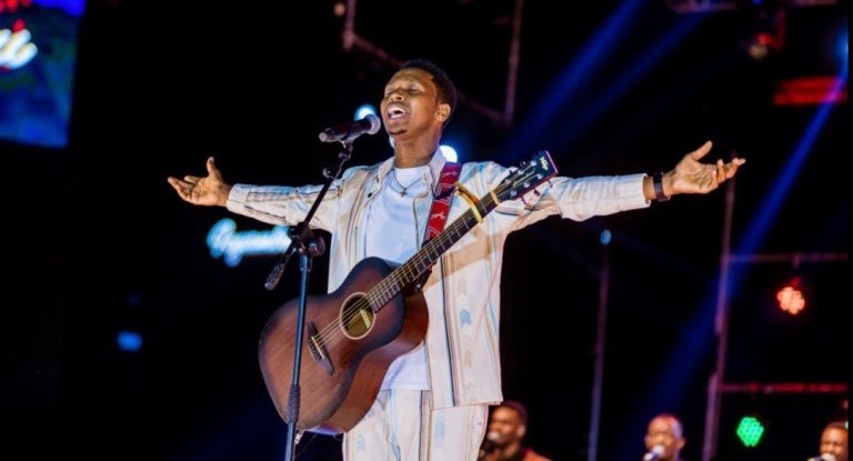 Sinzi icyo navuga! Israel Mbonyi yujuje BK Arena biramurenga akurirwa ingofero n'ibyamamare nka The Ben na Levixone