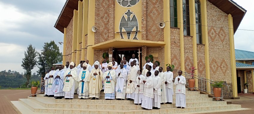 Abaseminari bakuru barenga 500 bakoreye urugendo nyobokamana i Kibeho bari kumwe na Antoni Karidinali Kambanda