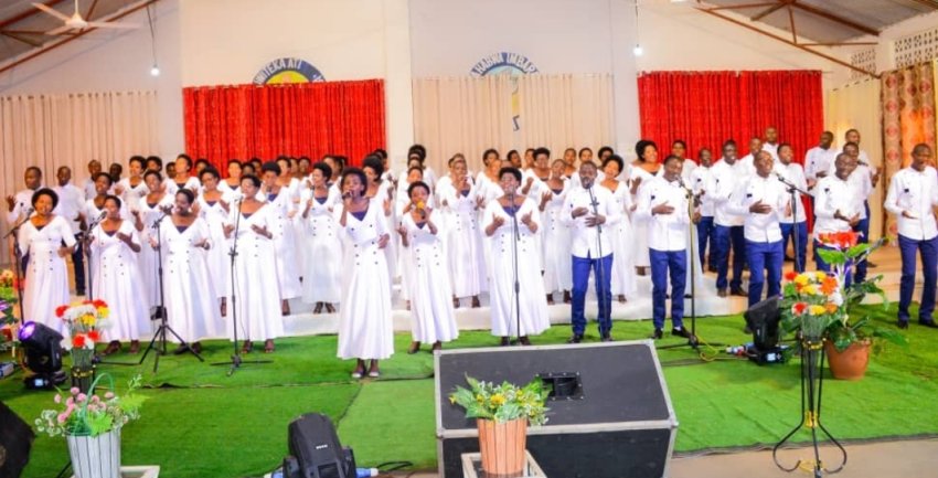 Korali Salem yashyize hanze indirimbo isoza umwaka yiswe "Watugiye lmbere" - VIDEO