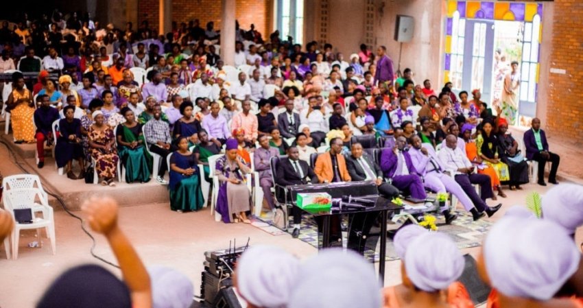 Kusanyiko la kiroho wamejazwa na Roho Mtakatifu hasa katika wimbo maarufu "Hunga Udapfa"