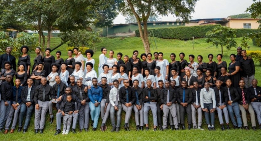 Mu ishyamba mu ntama za Data: Nebo Mountain Choir yagarukanye ishimwe mu ndirimbo "Imirimo yawe"