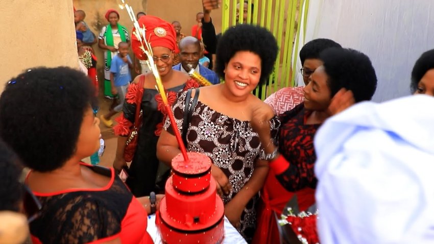 Dore imirimo y'abera we! Uwanyana Asia nyuma yo gutungurwa n'inshuti ze ku isabukuru ye-VIDEO