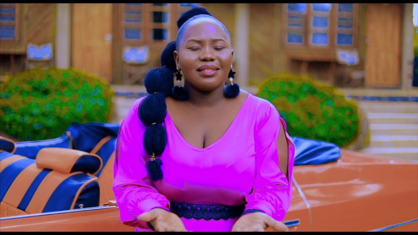 Rehema Simfukwe anayejukikana kwa wimbo unaoitwa "Chanzo" sasa kuna wimbo wak e"Huniachi" ambao huwapendeza watu