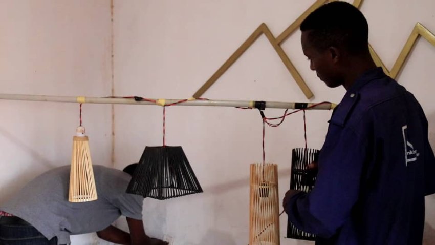 Tuyisenge Cassien ukora imitako mu mishito yokejweho mushikake yashimwe na Minisitiri w'Urubyiruko