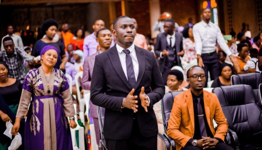 Abanyamwuka batanze 500,000 Frw cash nk'inkunga yabo ku nyubako nshya y'urusengero rwa ADEPR SEEGEM