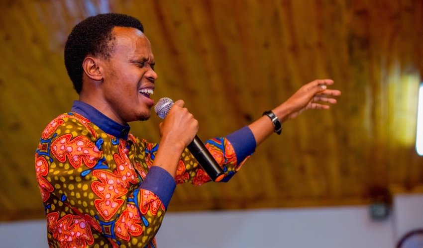 Danny Mutabazi yateguje indirimbo nshya "Turirimbe", abayisongoye bati "Ni umuzigo uremereye"