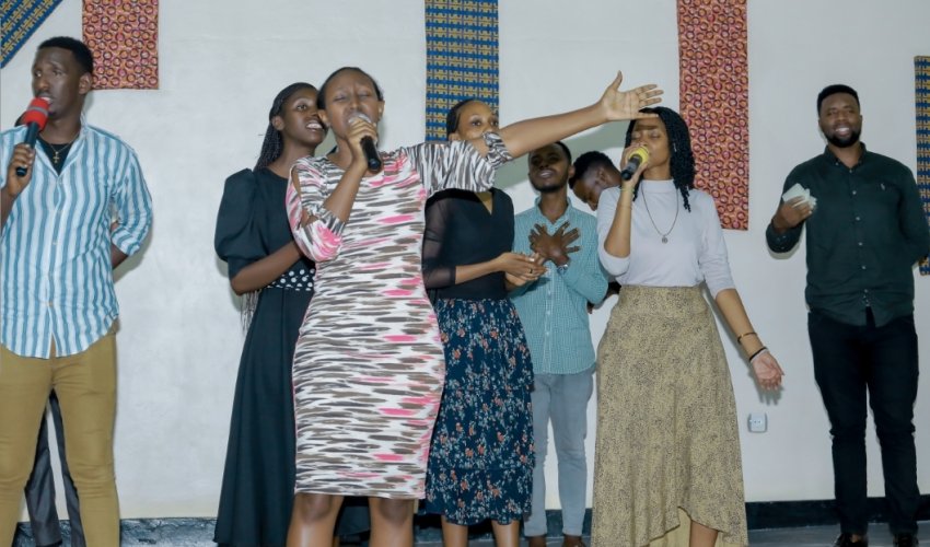 Atawale International Ministry na Urugero Media Group bakoze igitaramo cyakuye abanyeshuli benshi mu nzira y'igihogere