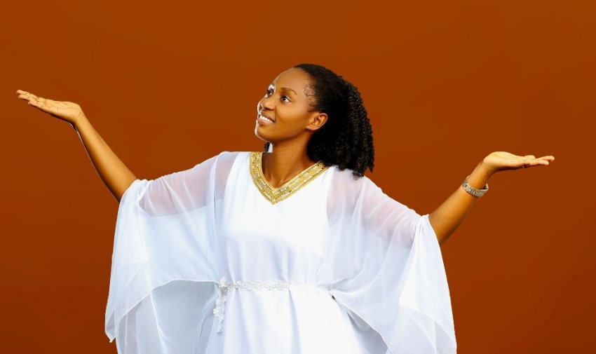 Umuramyi Gisele Nishimwe yatanze ifunguro riryoshye mu ndirimbo "Narababariwe" - VIDEO