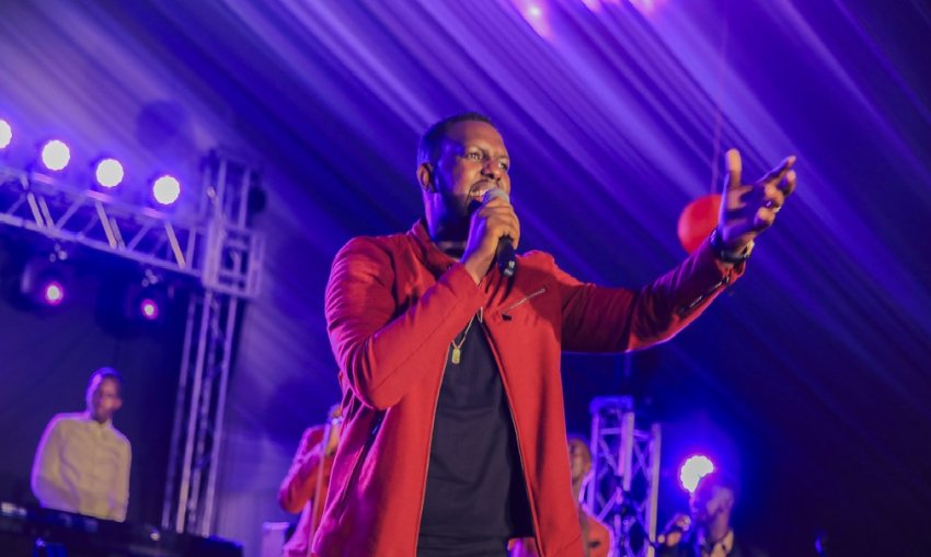 Nice Ndatabaye witegura igitaramo muri Amerika yahaye impano abakunzi b'umuziki wa Gospel