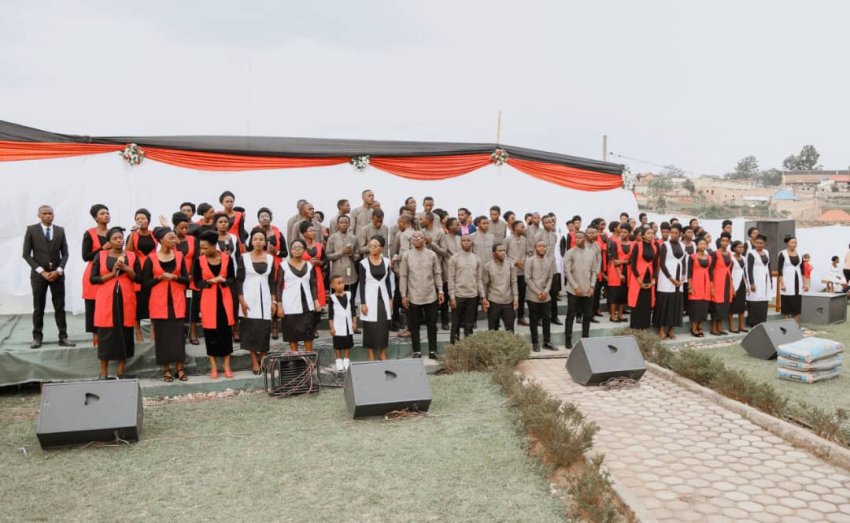 Mbega lmana y'inyamaboko! Korali La Trompette bagarukanye indirimbo nziza bise "Mbega lmana"