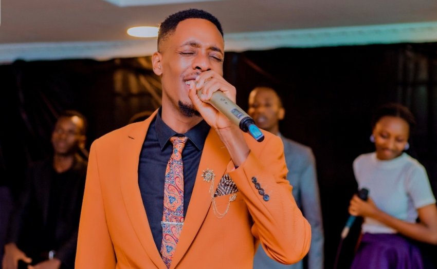 Umuramyi David Kega bimusabye kwicumba AKABANDO kugira ngo ashimangire urukundo rwa Kristo-VIDEO 