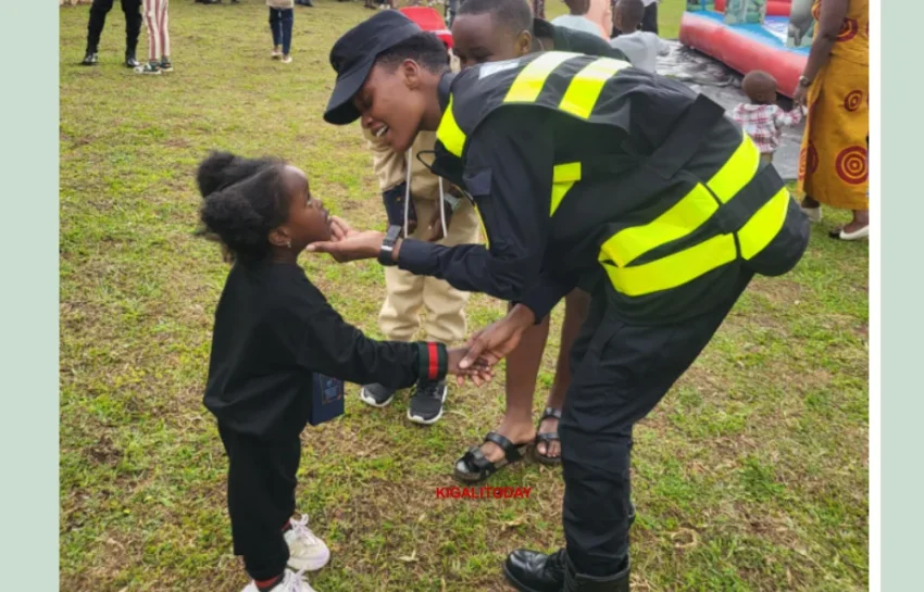 Polisi yasuye abanya-Muhanga idashaka abanyabyaha, ahubwo izanye impano iranabaririmbira