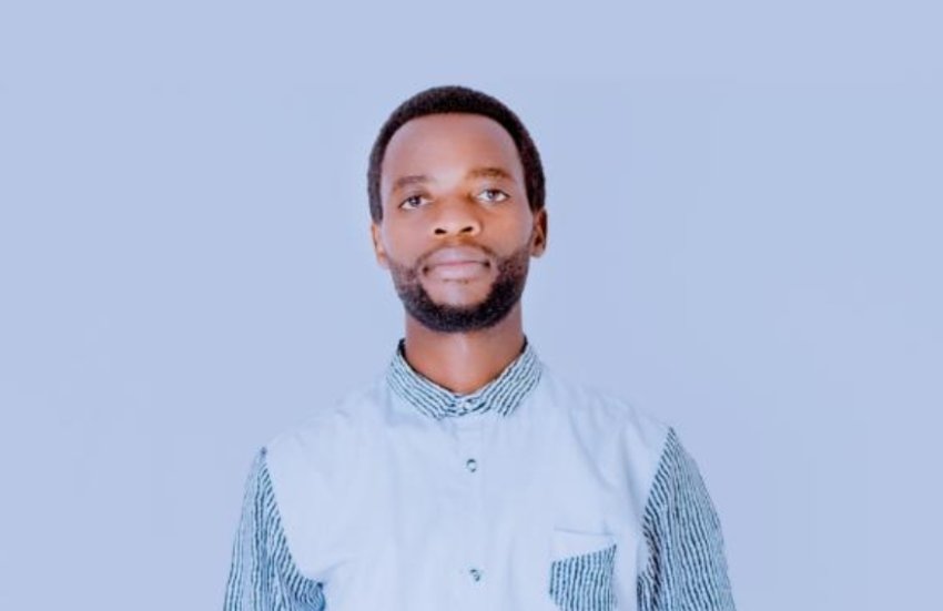 Umuramyi Mugisha Clement yavuze imyato 'Mwalimu' mu ndirimbo "Ni Mwalimu" - VIDEO