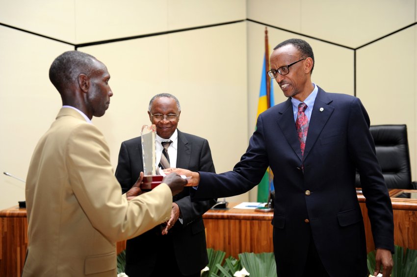 Mudenge Boniface ntiyarangije amashuri abanza none yigisha ubumuntu muri Kaminuza 