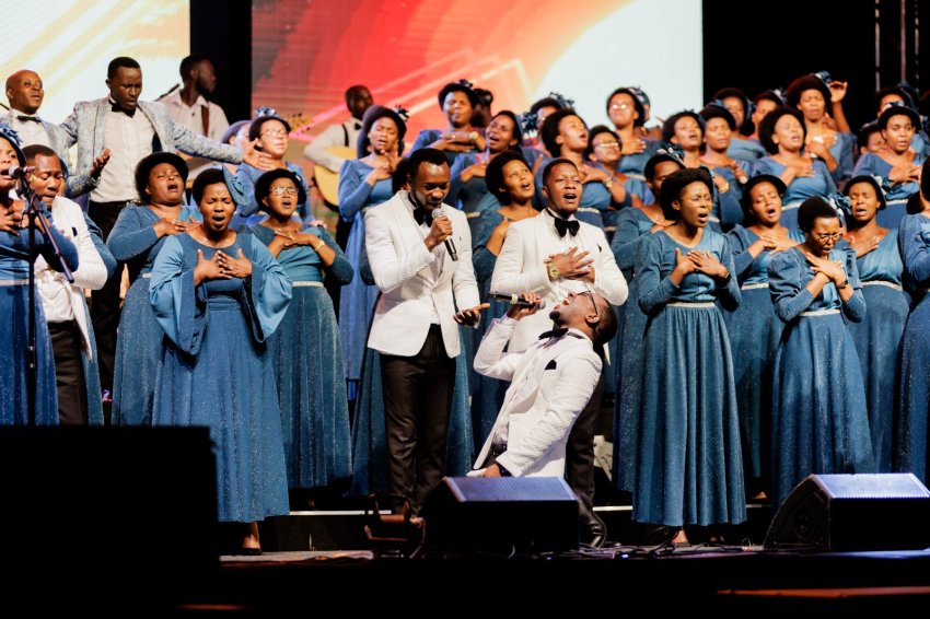 Shalom choir yikije ku kubaka igicaniro no kwibera ku gikumba cy'amasengesho mu ndirimbo "Uri Imana yumva"