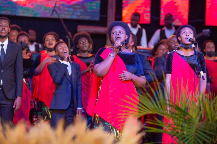 Hari aho twagiye abadayimoni bagasohoka mu bantu! Amahoro Choir y'ibigwi bihambaye izanye indirimbo "Iratunganye"