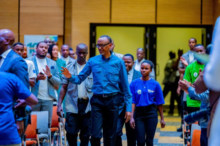 Perezida Kagame asanga nta muntu ukwiye kwishyira hejuru y'undi kuko "twaremwe n'Imana"