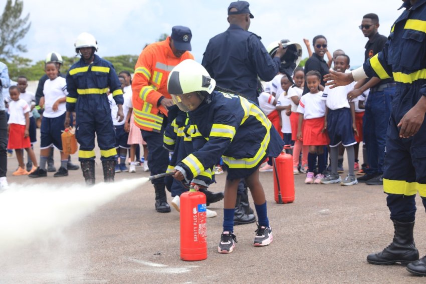 Abanyeshuri ba Kigali New Life Christian Academy bigishijwe kwirinda inkongi no kurwanya ibyaha