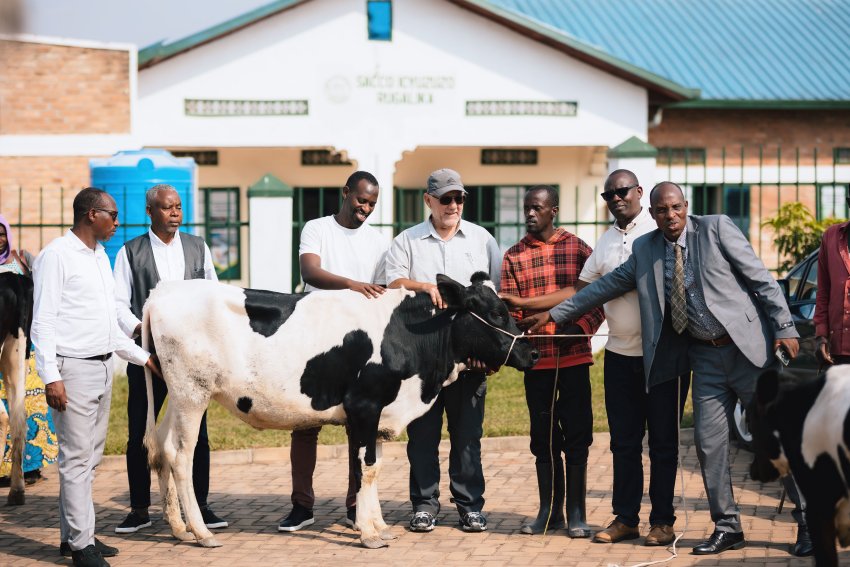 Power of the Cross Ministries yagabiye inka enye abaturage bane bo mu Karere ka Kamonyi