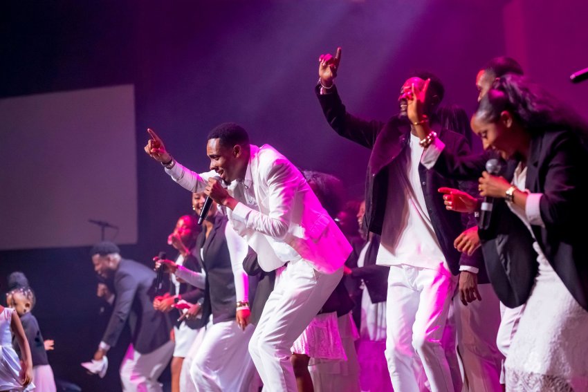 Elayono Worship Family yasohoye indirimbo ivuguruye “Watubereye Ibyiringiro” yakoranye na David Kega