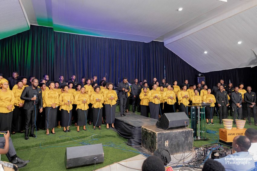 Korali Holy Nation yakebuye inzererezi mu buryo bw'umwuka mu ndirimbo "Inzira imwe" - VIDEO