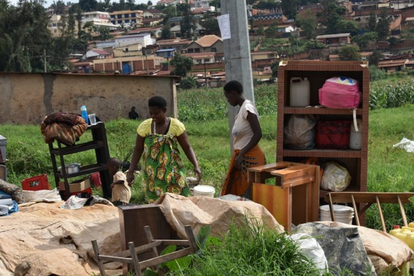 Kigali: Abaturage 'batuye mu manegeka' batangiye kwimuka kuko inzu zabo zishobora gusenywa n'imvura