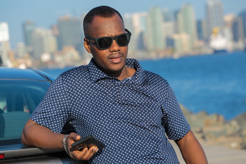 Papa we yajyaga gusenga we akajya gusenya! Menya Ndabarinze Manoa waririmbanye na Kidumu Kibido