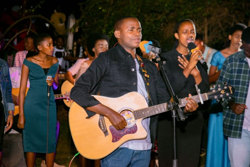 Methode ukunzwe mu ndirimbo "Urankunda" azanye inshya yise "Yesu ndi uwawe" - VIDEO 