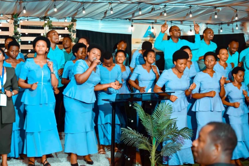 Turirimbane indirimbo nshya "Mana uri Imana" ya Korali Naioth yambukije benshi igikombe nshidikanyamana