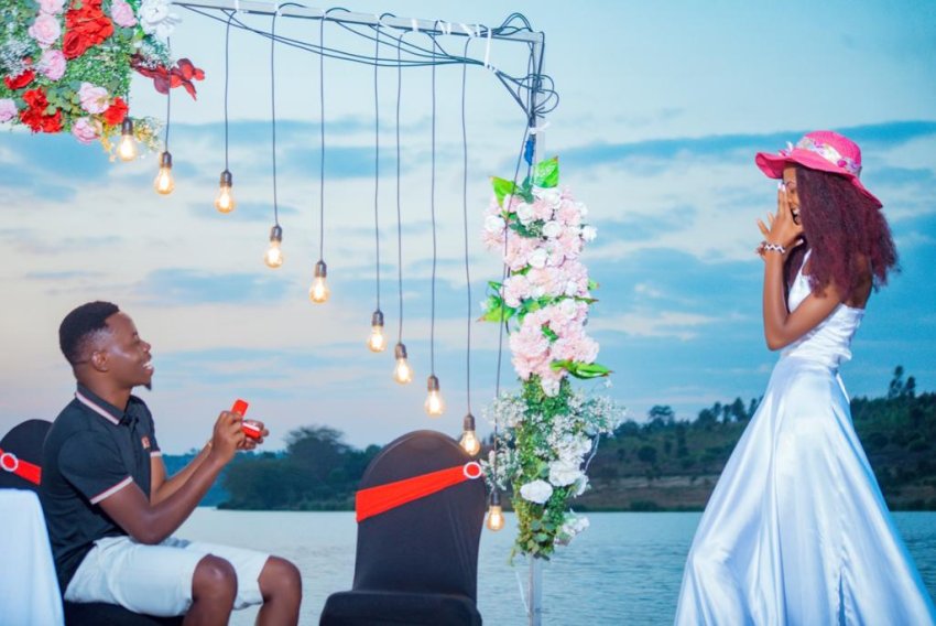 Akorera UN, yabaye Chief Editor: Ibigwi by'umunyamakuru Cyiza Theogene wambitse impeta umukunzi we