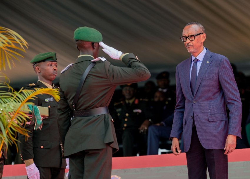 Perezida Paul Kagame yabwiye aba ofisiye bashya ko ari ishema gutakaza ubuzima barinda abantu