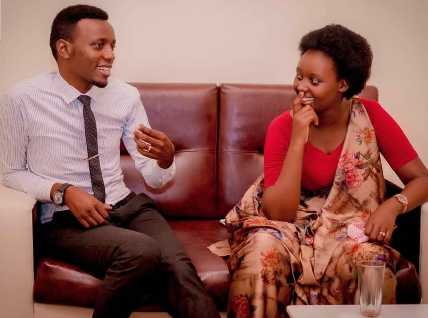 Wakati wanajiandaa 'Wahozeho Album Launch', Papi Clever na Dorcas walitoa wimbo uitwao “Mwamba uliopasuka”