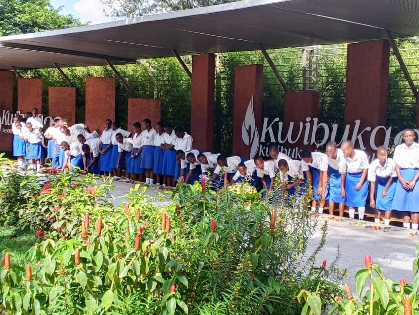 Kwibuka 32: Abarezi n'abanyeshuli bo muri GS Gisozi II basuye urwibutso rwa Jenoside rwa Kigali