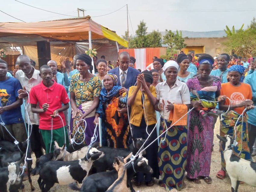Korali Louange ya ADEPR Gatsata yoroje ihene abatishoboye 17 inatanga ubwisungane mu kwivuza