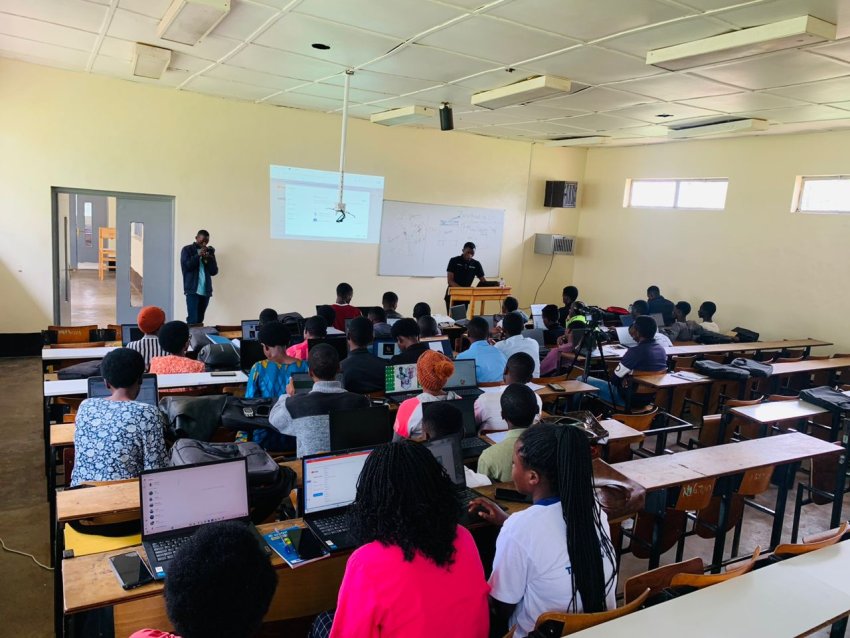 Abagize CEP UR Huye bo mu ADEPR n'abandi babyifuzaga basoje amahugurwa y'ikoranabuhanga